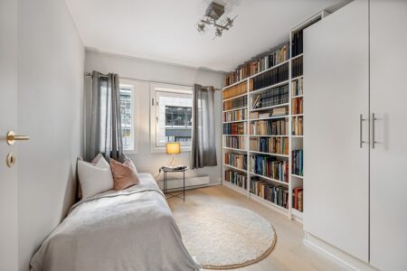 A way to organize books on a shelve. 